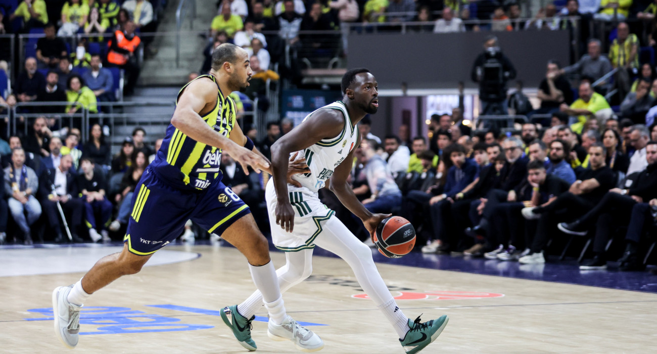 Ο Τζέριαν Γκραντ μαζί με τον Τάλεν Χόρτον Τάκερ στο ματς του Παναθηναϊκού με τη Φενέρμπαχτσε/Πηγή: Eurokinissi