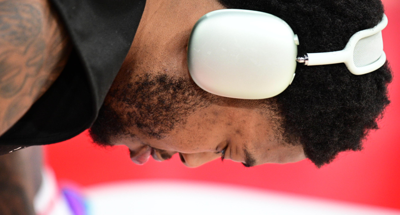 Ο Ταϊρίκ Τζόουνς χαλαρώνει πριν το τζάμπολ / Πηγή: Eurokinissi