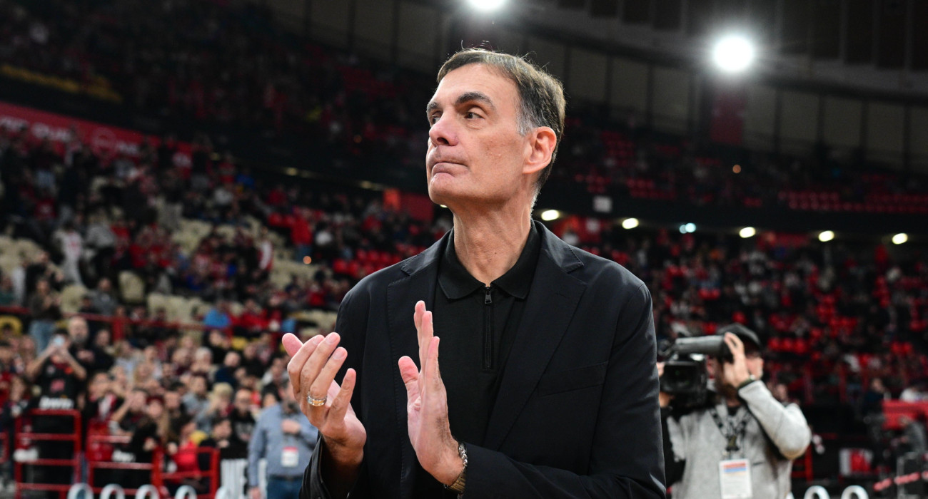 Ο Γιώργος Μπαρτζώκας ευχαριστεί τον κόσμο του Ολυμπιακού - Πηγή: Eurokinissi