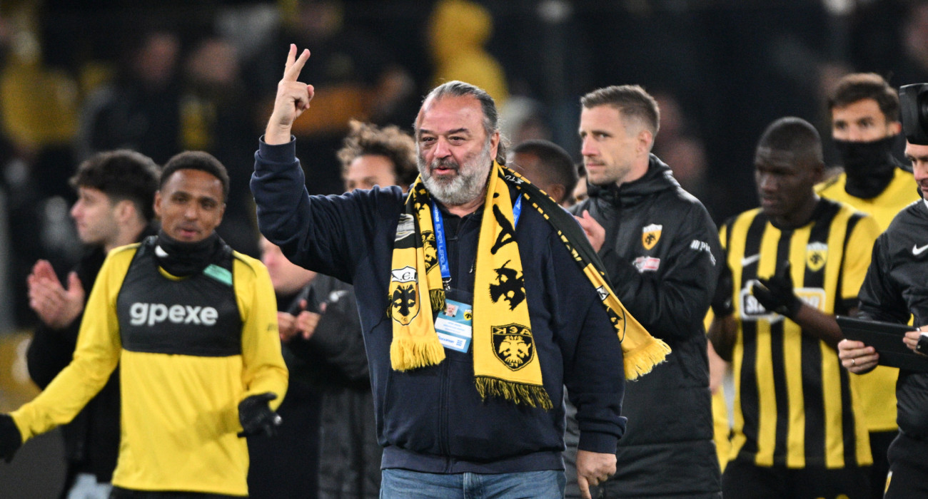 Ο Μάριος Ηλιόπουλος με τους παίκτες της ΑΕΚ / Πηγή: Eurokion