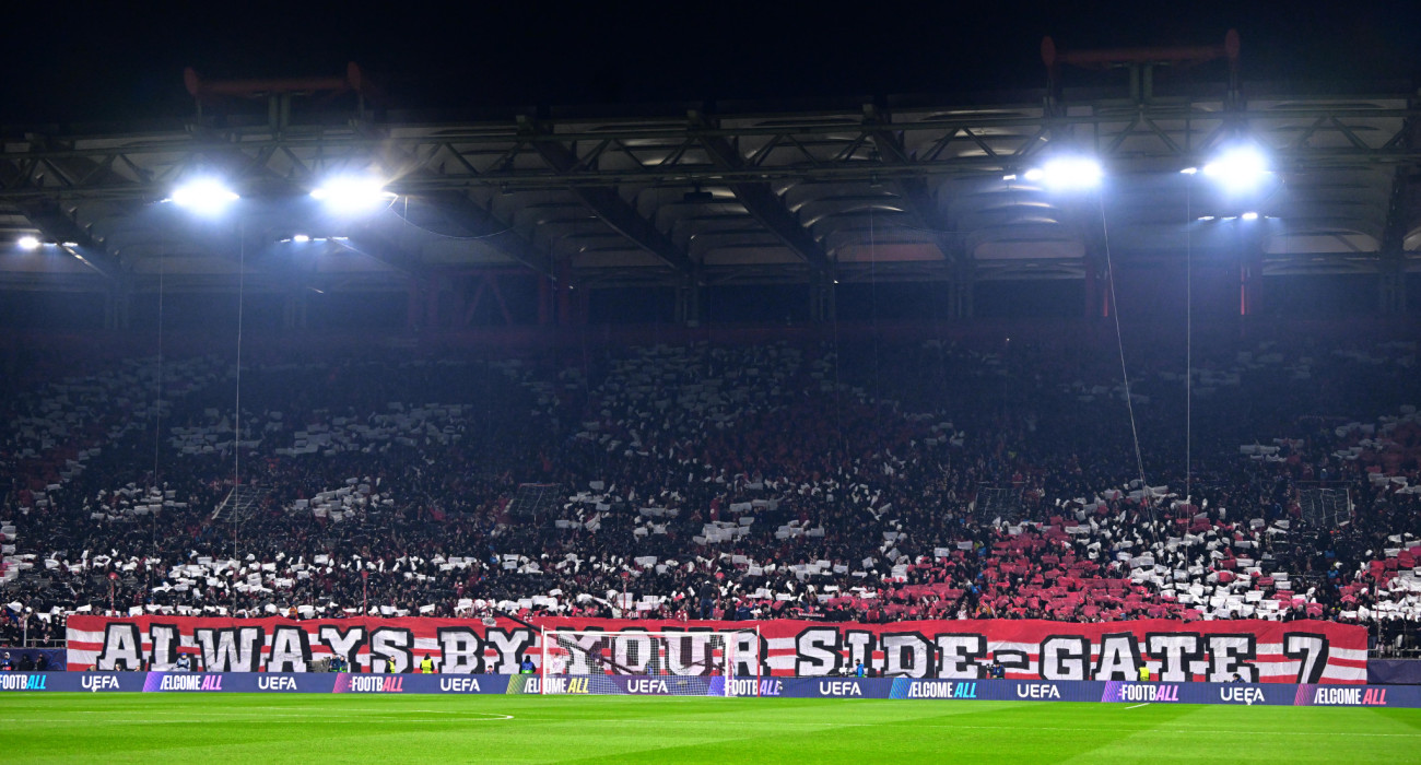 Το εντυπωσιακό κορεό των οπαδών του Ολυμπιακού / Πηγή: Eurokinissi