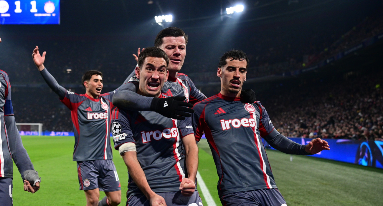 Ο Σαντιάγο Έσε, ο Ζουλιάν Μπιανκόν και ο Τσικίνιο πανηγυρίζουν το γκολ του πρώτου στο Άμστερνταμ / Πηγή: Eurokinissi