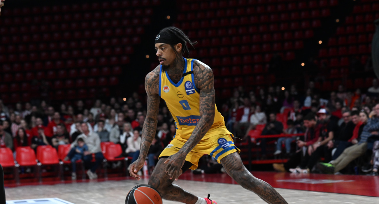 Ο Τάι Νίκολς του Περιστερίου σε μία προσπάθεια στο ματς με τον Ολυμπιακό/Πηγή: Eurokinissi