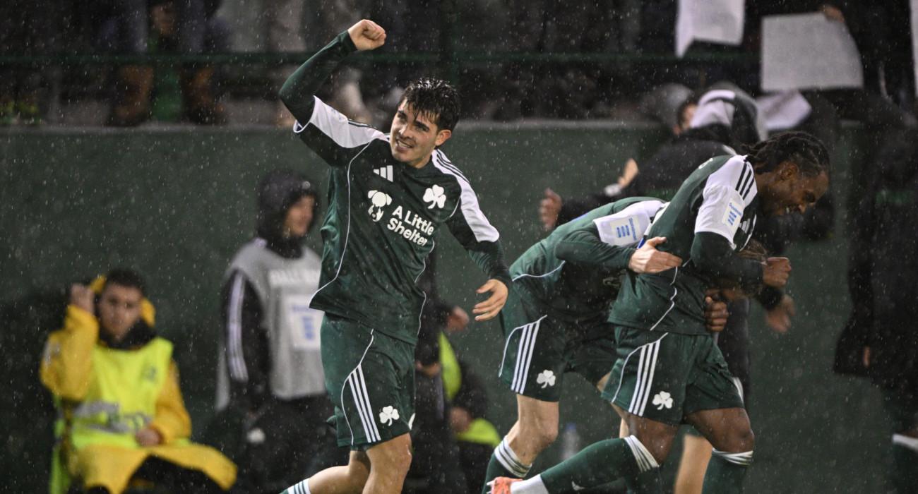 Ο Βισέντε Ταμπόρδα πανηγυρίζει μέσα στην βροχή το γκολ του με τον Παναθηναϊκό / Πηγή: Eurokinissi