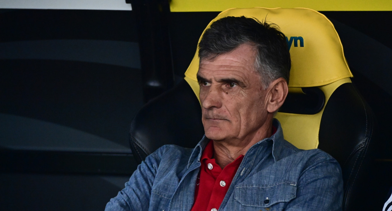 Ο Χοσέ Λουίς Μεντιλίμπαρ στον πάγκο του Ολυμπιακού / Πηγή: Eurokinisi