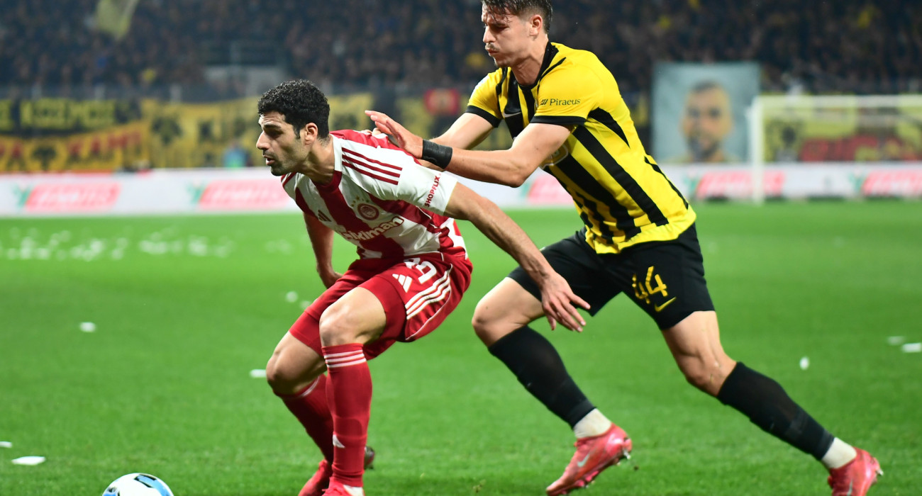 Ο Φιλίπε Ρέλβας σε μονομαχία με τον Ταρέμι στο ΑΕΚ - Ολυμπιακός / Πηγή: Eurokinissi