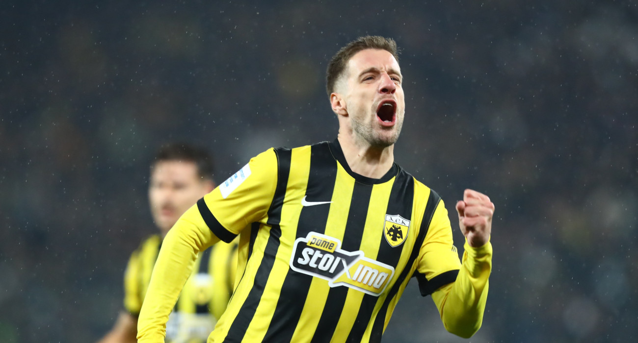 Ο Μπαρνάμπας Βάργκα πανηγυρίζει το 1-0 της ΑΕΚ κόντρα στον Ολυμπιακό /Πηγή: Eurokinissi