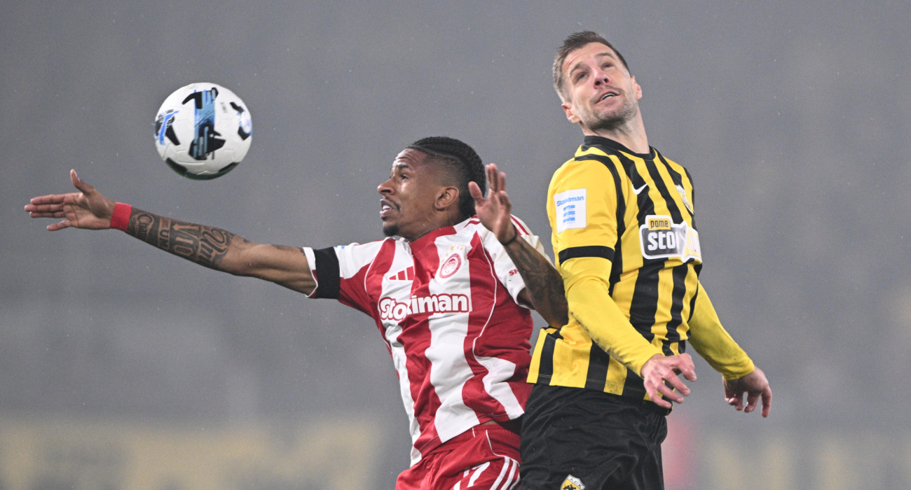 Ο Βάργκα με τον Αντρέ Λουίζ στο ΑΕΚ - Ολυμπιακός / Πηγή: Eurokinissi