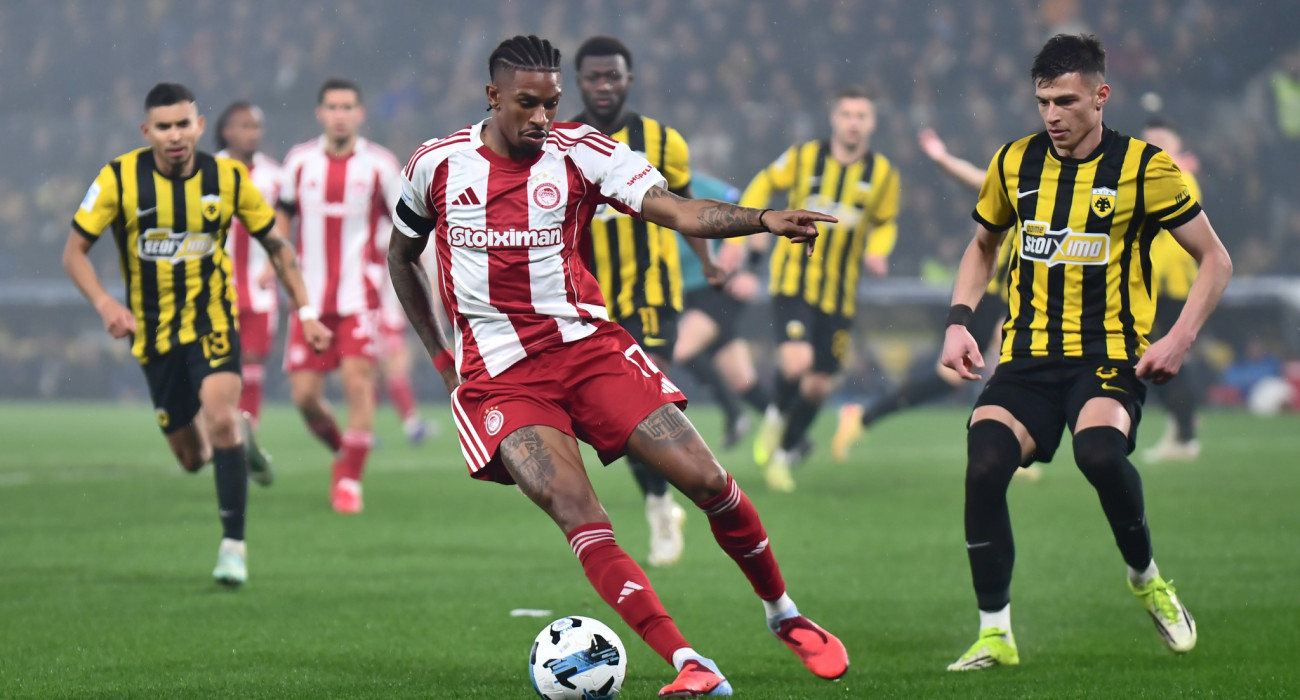 Ο Νταβίντ Λουίζ σε έναν ελιγμό του στο ντέρμπι με την ΑΕΚ / Πηγή: Eurokinissi