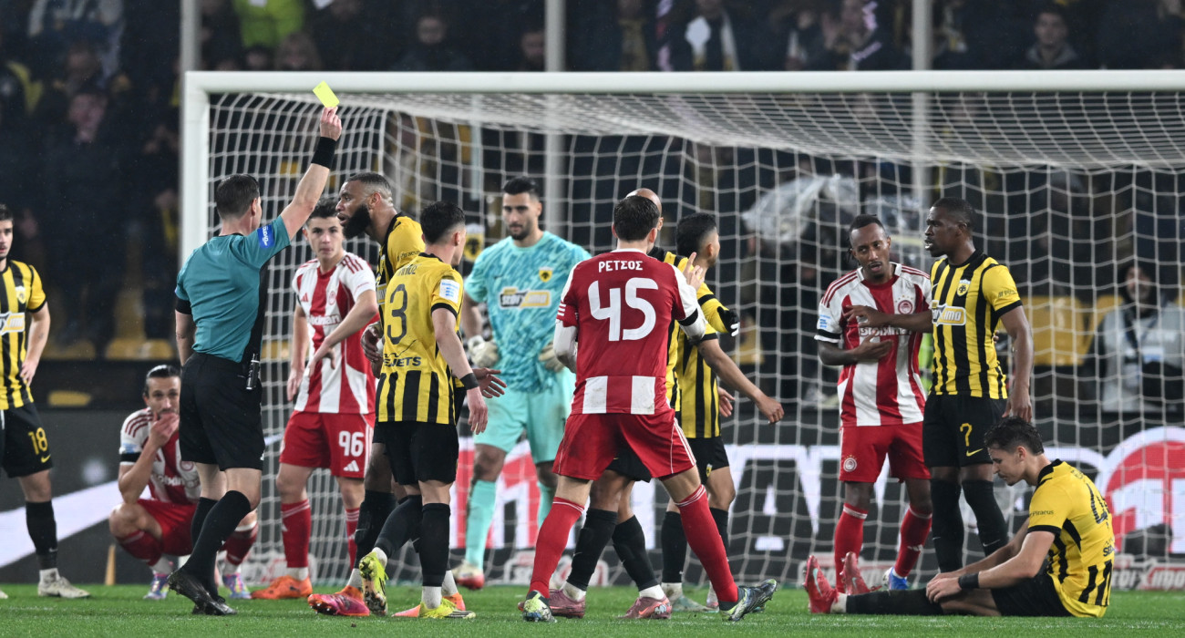 Ο Μάκελι σε μία από τις πολλές στιγμές έντασης στο ντέρμπι / Πηγή: Eurokinissi