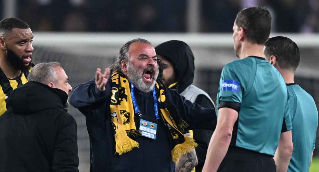 Έξαλλος ο Μάριος Ηλιόπουλος με τους διαιτητές του ΑΕΚ-Ολυμπιακός / Πηγή: Eurokinissi