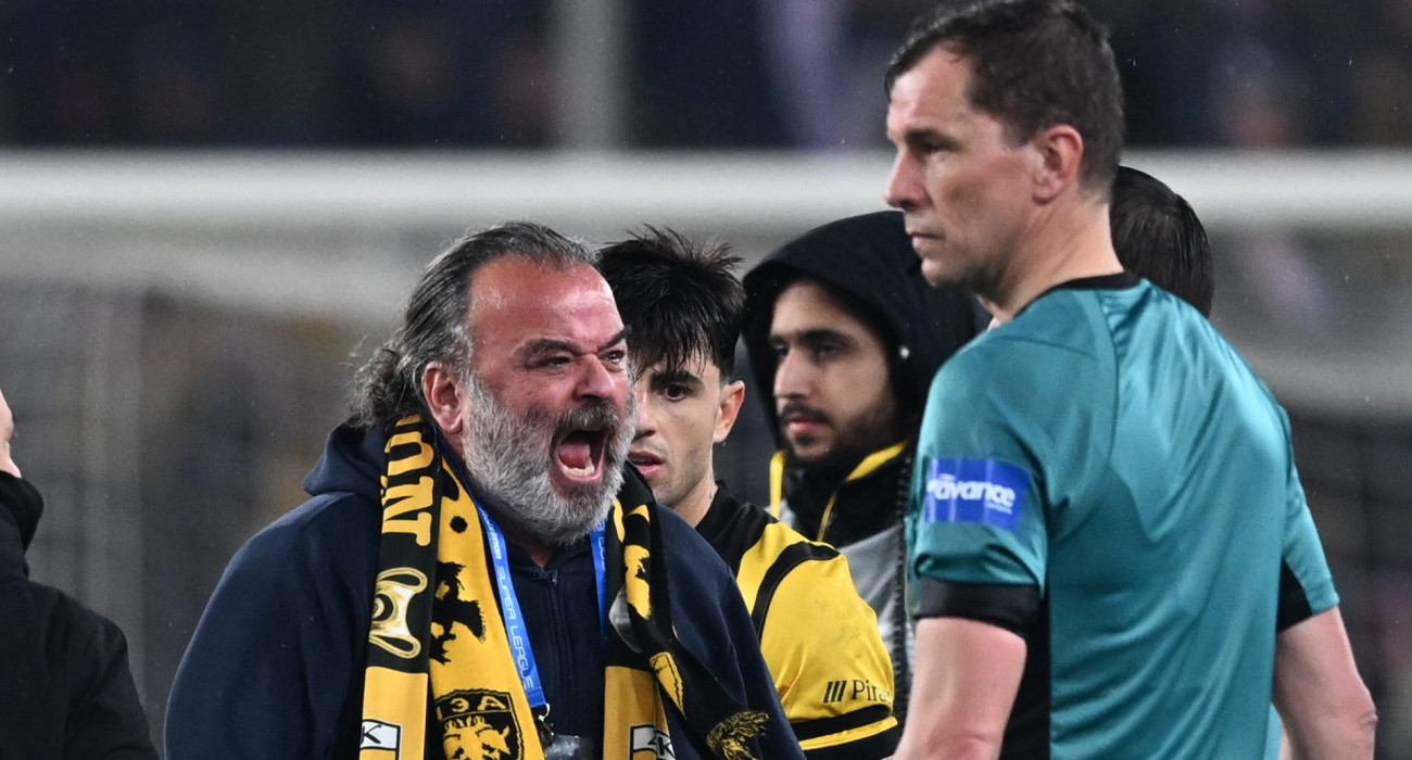 Έξαλλος ο Μάριος Ηλιόπουλος με τους διαιτητές του ΑΕΚ-Ολυμπιακός / Πηγή: Eurokinissi