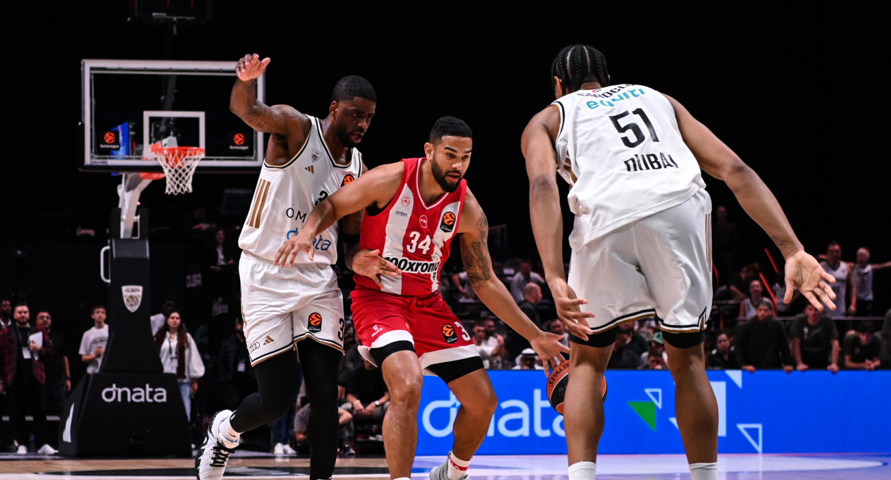 Ο Κόρι Τζόζεφ σε μία επιθετική προσπάθεια στο ματς του Ολυμπιακού με την Dubai BC/Πηγή: Eurokinissi