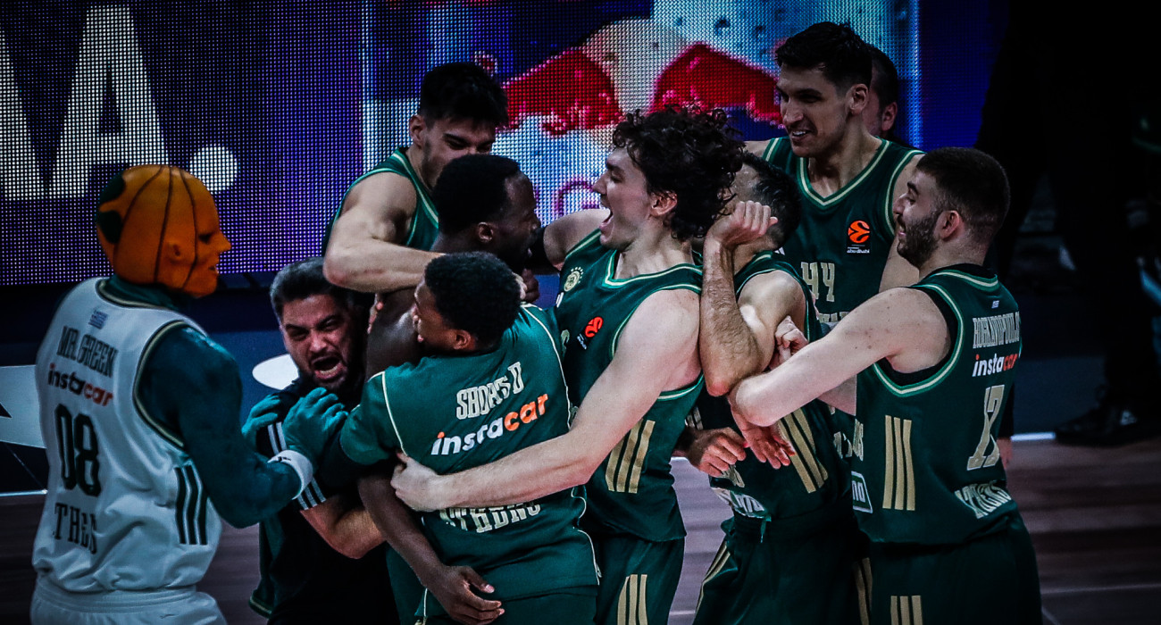 Ένα κουβάρι οι αθλητές του Παναθηναϊκού μετά τη νίκη επί της Ρεάλ Μαδρίτης / Πηγή: Eurokinissi