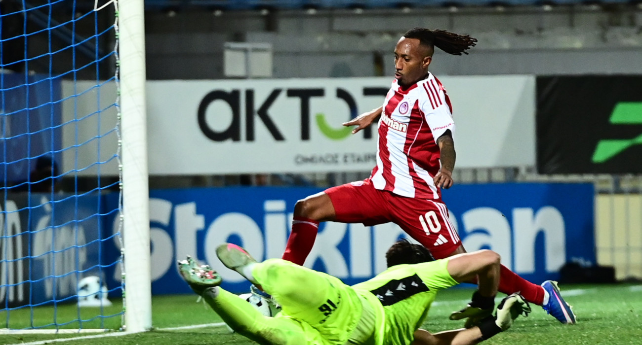 O Ζέλσον Μαρτίν σε στιγμιότυπο από το... τελείωμά του για το 3-0 του Ολυμπιακού στην Τρίπολη / Πηγή: Eurokinissi