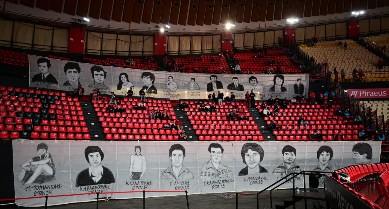 Το πανό με τα πρόσωπά των θυμάτων της τραγωδίας της Θύρας 7 / πηγή: eurokinissi