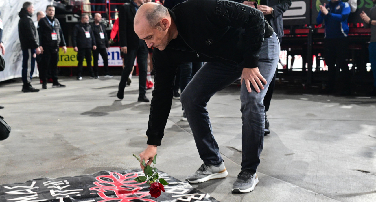 Ο Πρόεδρος της ομάδας αφήνει λουλούδια στο πανό για τα θύματα της θύρας 7 / πηγή: eurokinissi