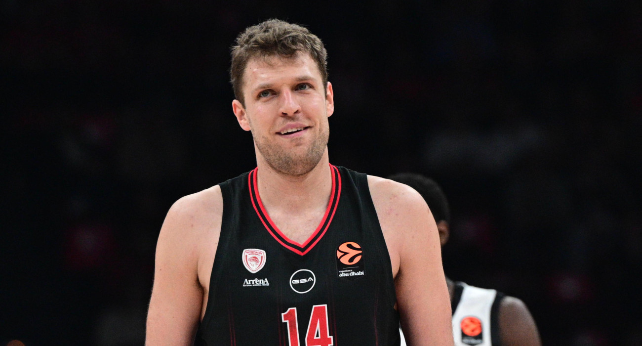 Ο Σάσα Βεζένκοφ στο ματς του Ολυμπιακού με τη Βίρτους Μπολόνια/Πηγή: Eurokinissi