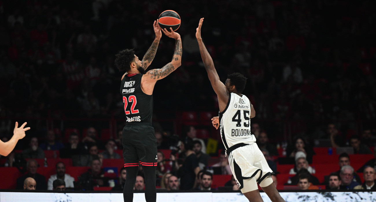 Ο Τάιλερ Ντόρσεϊ σουτάρει στο ματς του Ολυμπιακού με τη Βίρτους Μπολόνια/Πηγή: Eurokinissi