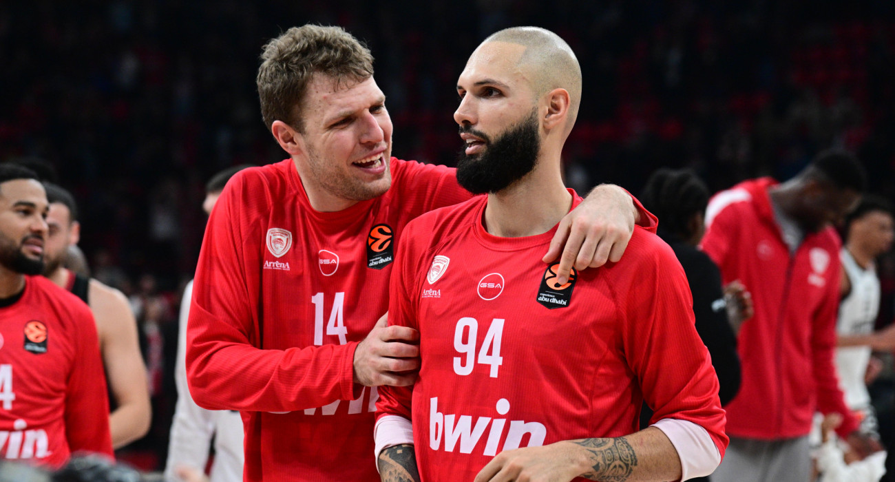 Ο Σάσα Βεζένκοφ και ο Εβάν Φουρνιέ μετά τη νίκη του Ολυμπιακού επί της Βίρτους/Πηγή: Eurokinissi