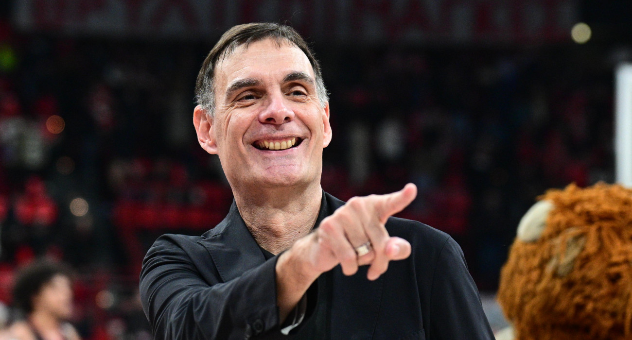 Ο Γιώργος Μπαρτζώκας χαμογελάει μετά τη νίκη του Ολυμπιακού κόντρα στη Βίρτους/Πηγή΅: Eurokinissi