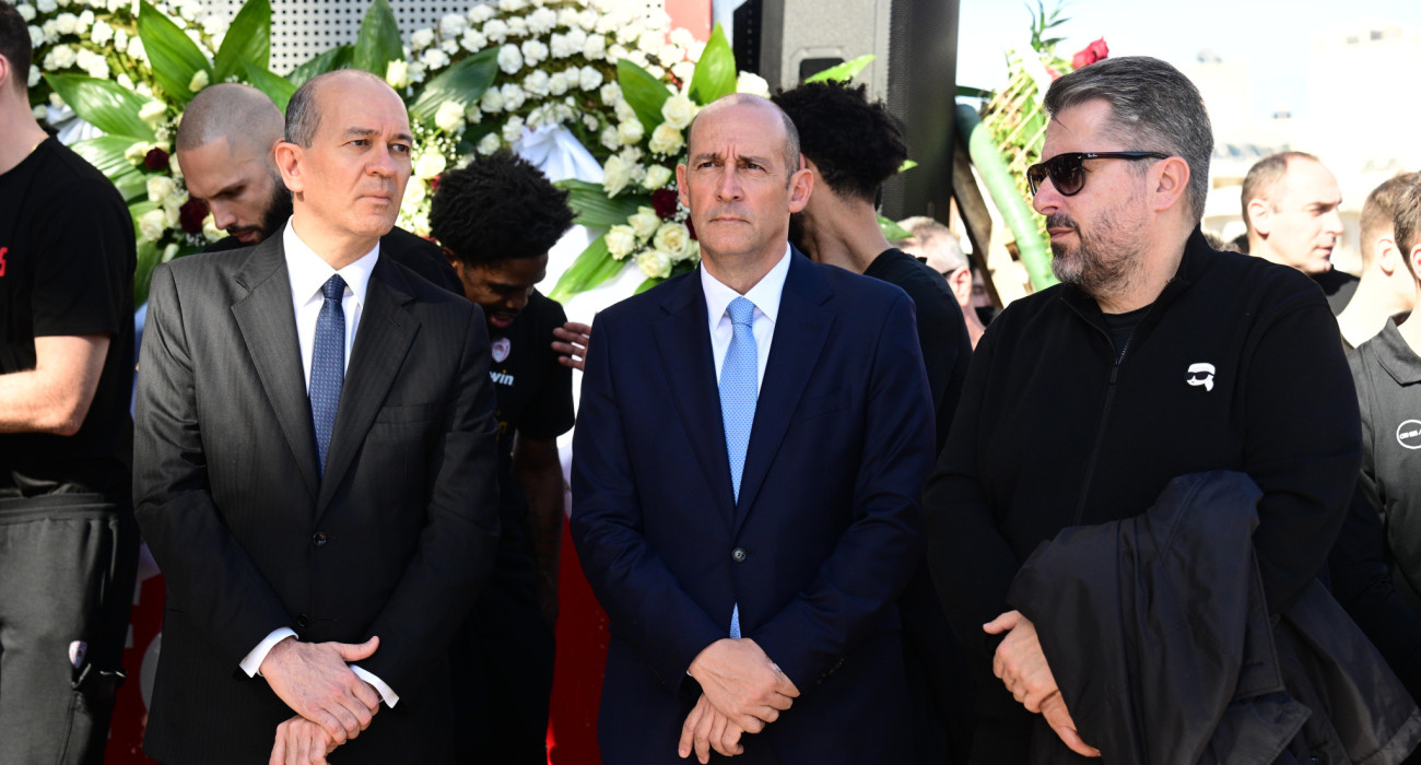 Ο Παναγιώτης και ο Γιώργος Αγγελόπουλος στο μνημόσυνο για τα θύματα της θύρας 7/Πηγή; Eurokinissi