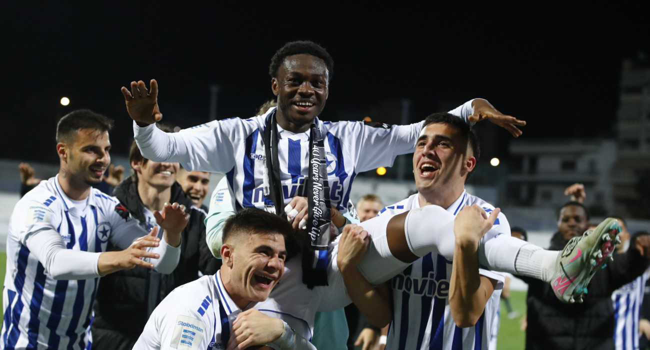 Ο Εχίτζε Ουκάκι με τους συμπαίκτες του μετά την νίκη του Ατρόμητου / Πηγή: Eurokinissi