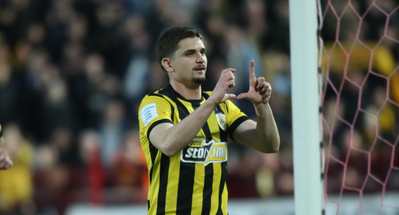 Ο Ράζβαν Μαρίν πανηγυρίζει το γκολ του κόντρα στον Πανσερραϊκό με την ΑΕΚ / Πηγή: Eurokinissi