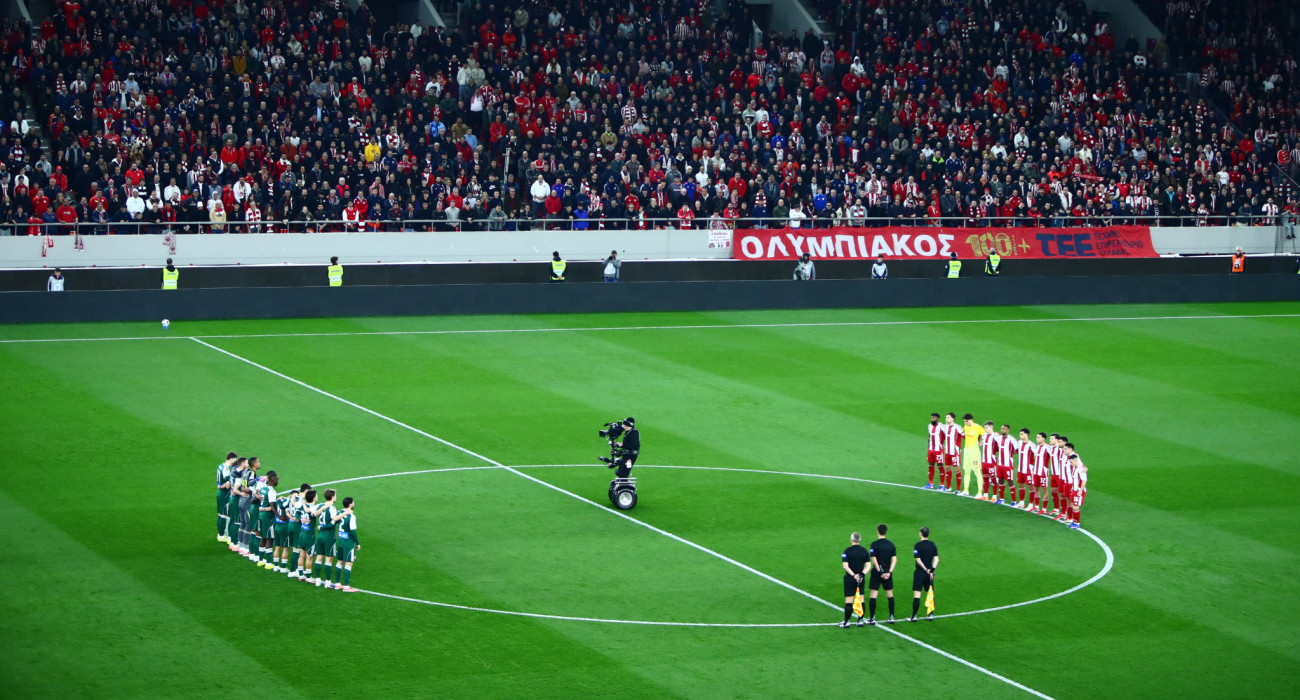 Πριν την έναρξη του αγώνα τηρήθηκε ενός λεπτού σιγή στο φαληρικό γήπεδο / Πηγή: Eurokinissi