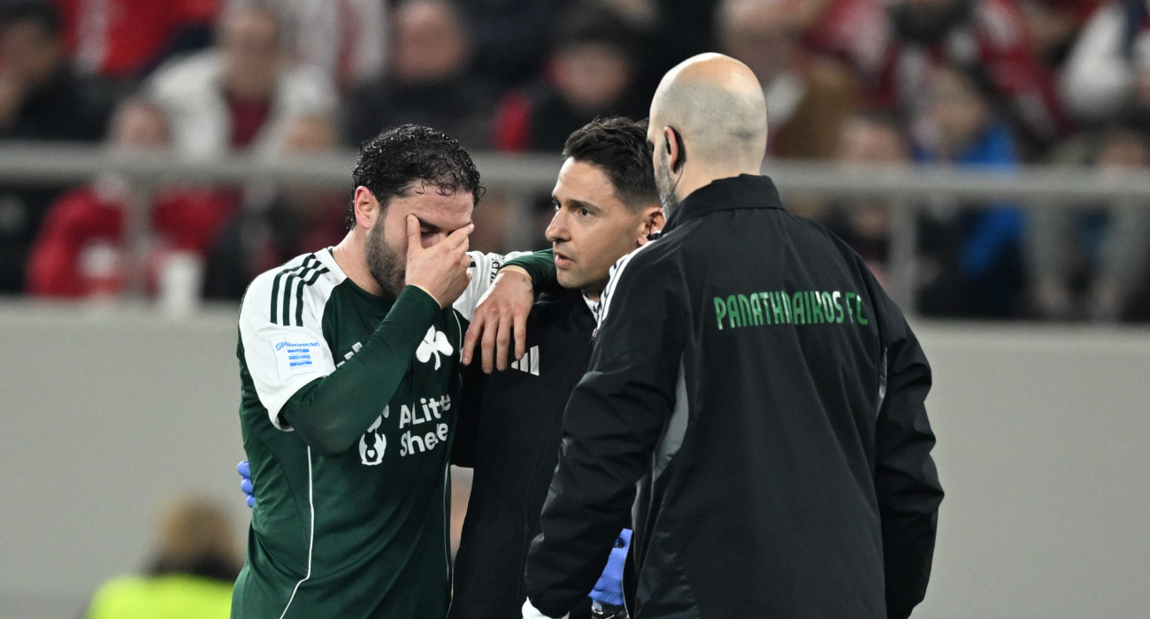 O Καλάμπρια κρατάει το κεφάλι του λίγο μετά τον τραυματισμό του / Πηγή: Eurokinissi