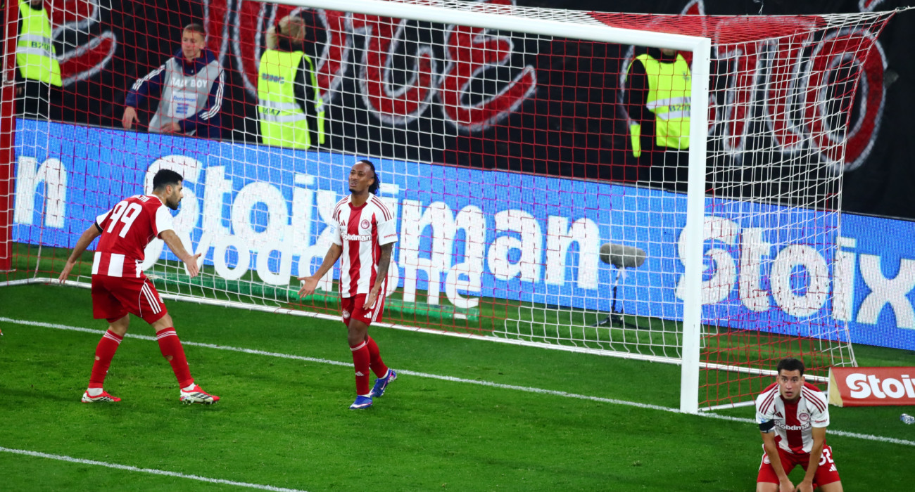 Ο Μεχντί Ταρέμι, ο Σαντιάγκο Έσε και ο Ζέλσον Μάρτινς φανερά απογοητευμένοι κατά την διάρκεια του αγώνα με τον Παναθηναϊκό / Πηγή: Eurokinissi