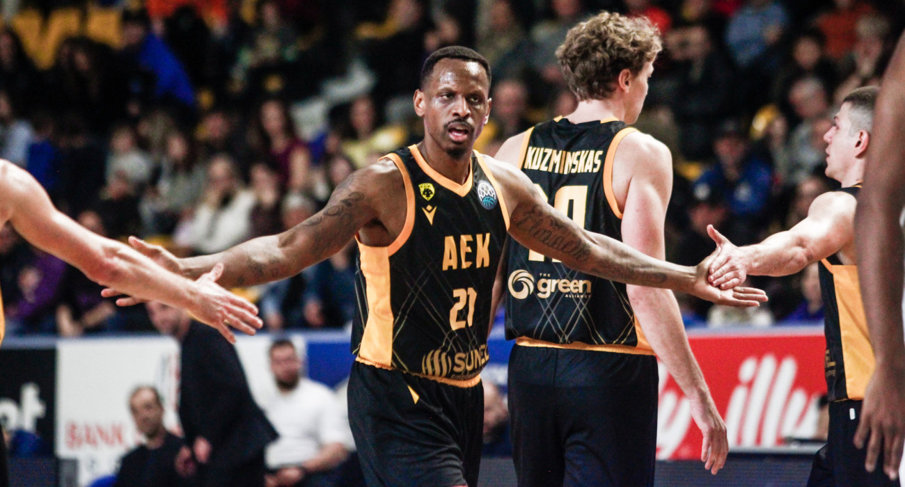 Ο Τζέιμς Νάναλι λαμβάνει τα συγχαρητήρια από τους συμπαίκτες του / Πηγή: Eurokinissi