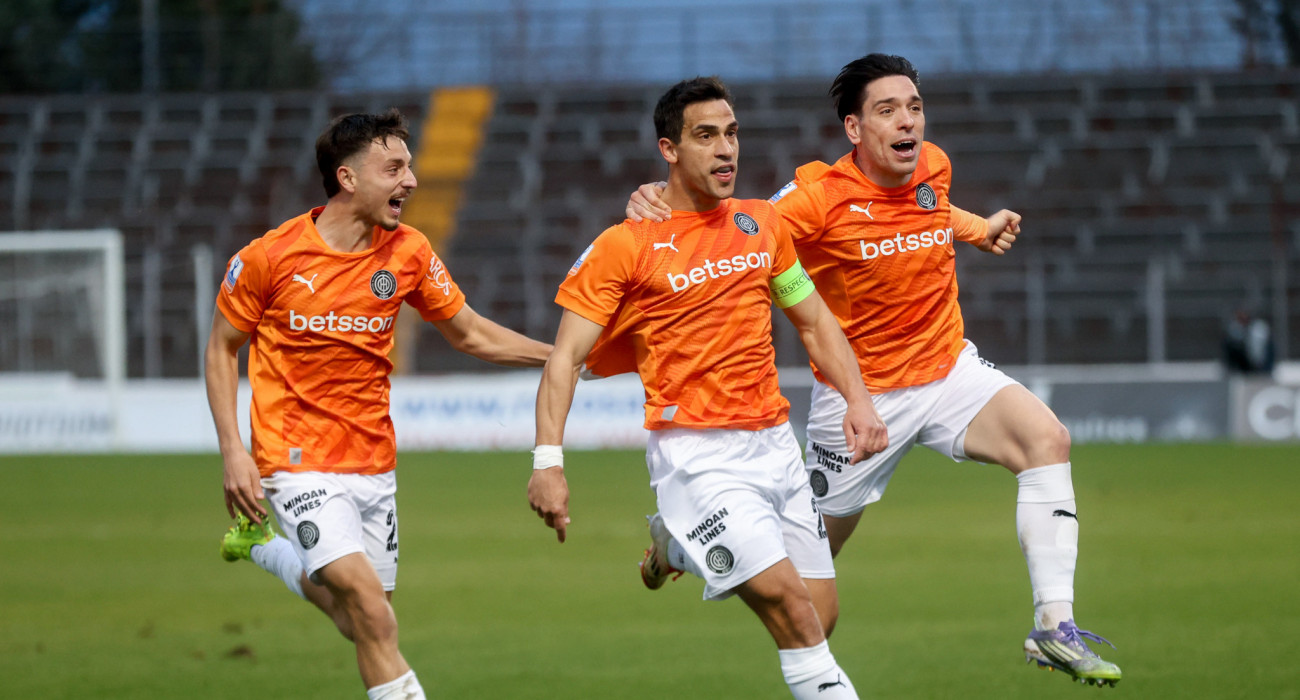 Οι έξαλλοι πανηγυρισμοί των παικτών του ΟΦΗ μετά το γκολ του Λαμπρόπουλου / Πηγή: Eurokinissi