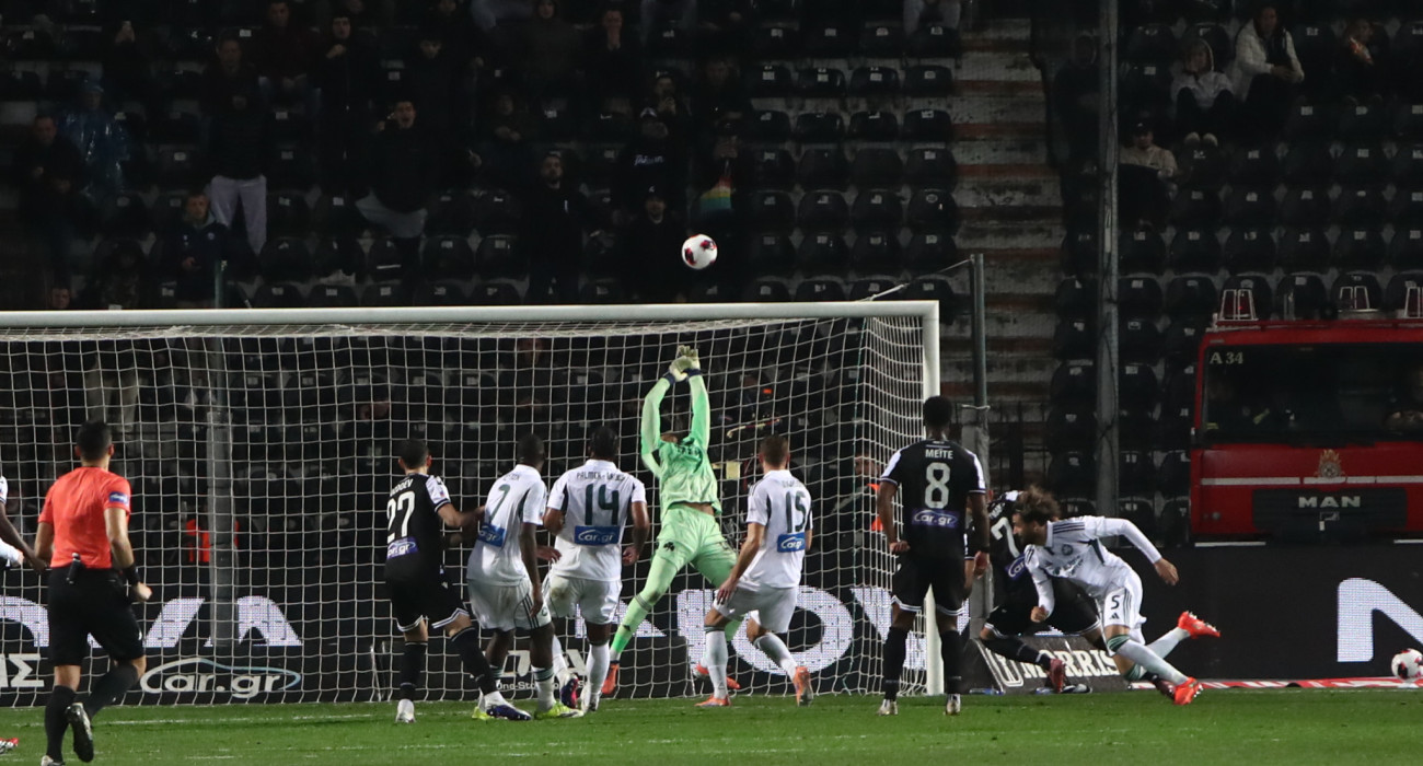 Ενστικτωδώς ο Λαφός έπιασε την «καρφωτή» κεφαλιά του Γιακουμάκη