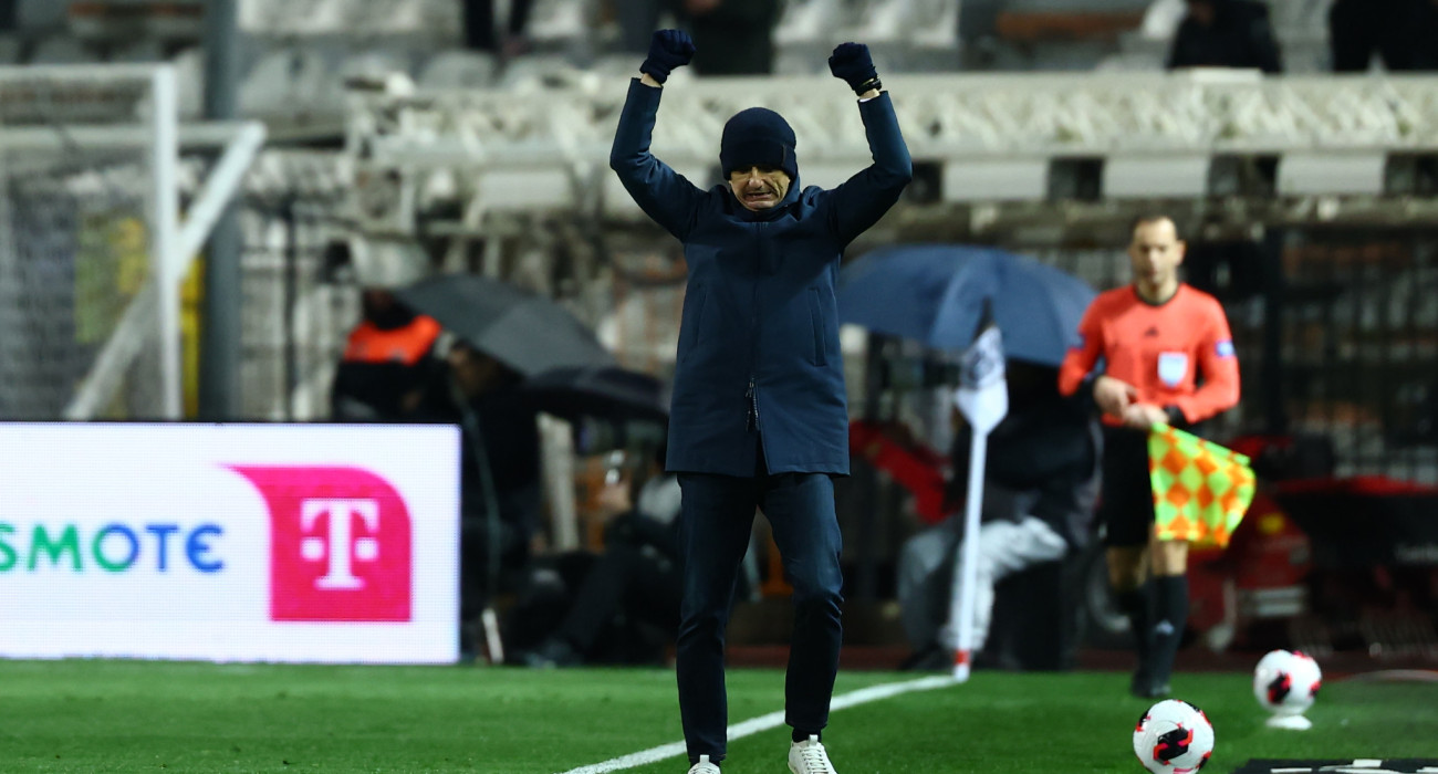 Ο Ράζβαν Λουτσέσκου στον αγώνα με τον Παναθηναϊκό / Πηγή: Eurokinissi