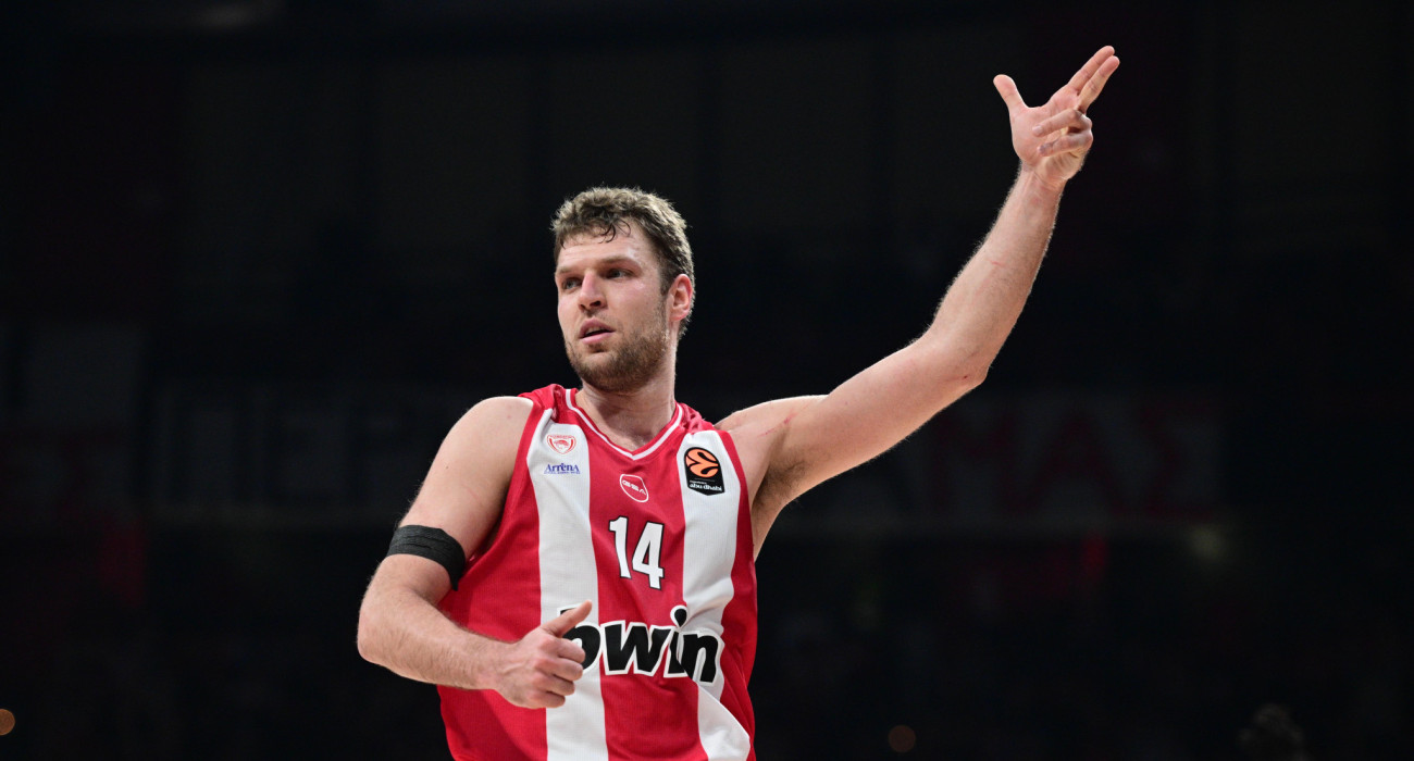 O Βεζένκοφ πανηγυρίζει το εύστοχο και κρίσιμο τρίποντό του κόντρα στον Ερυθρό Αστέρα / Πηγή: Eurokinissi