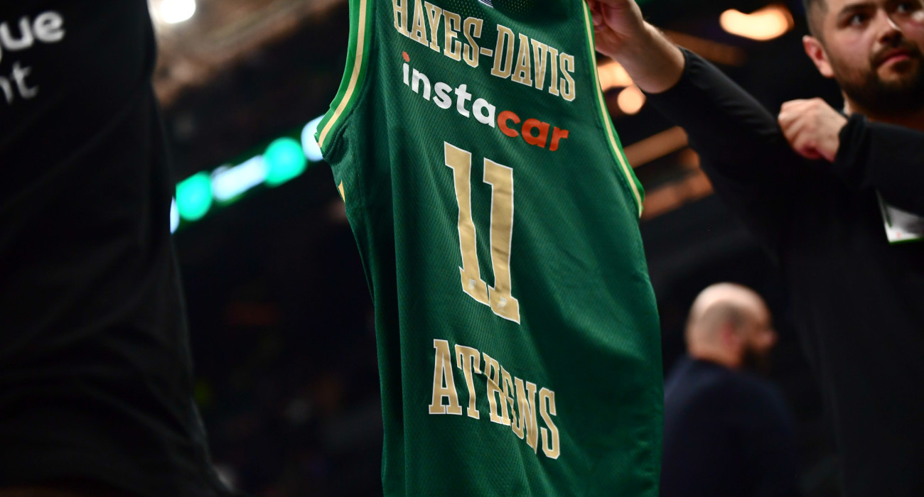 Η φανέλα του Νάιτζελ Χέιζ-Ντέιβις στο ΟΑΚΑ, Πηγή: Eurokinissi