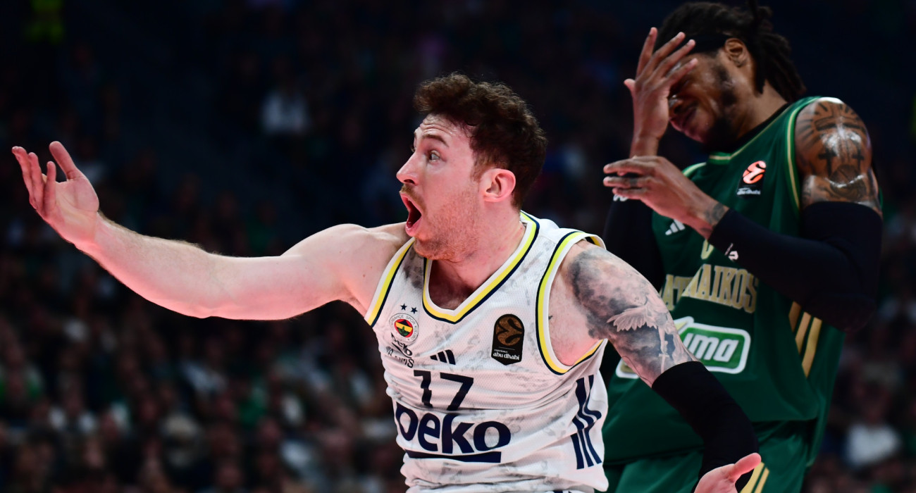 Μάτωσε στο πρόσωπο ο Χολμς: Πήγε στον πάγκο για πρώτες βοήθειες