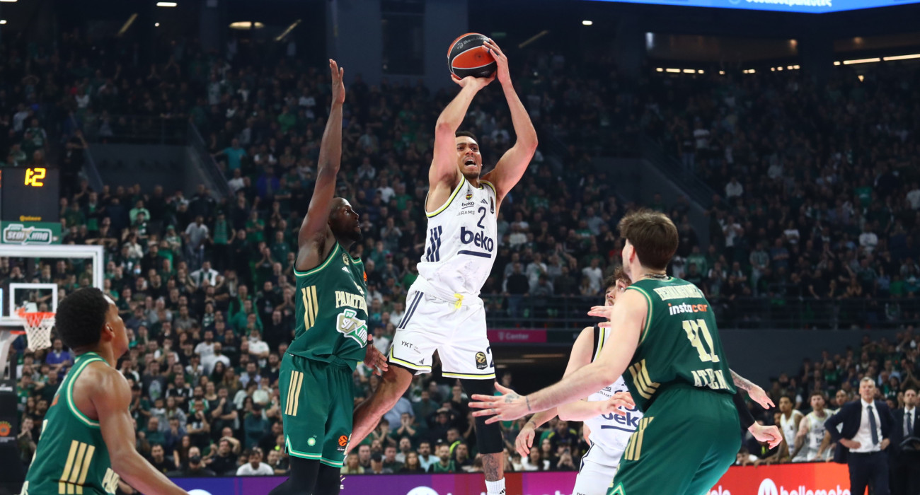 Ο Ουέιντ Μπόλντουιν με ένα buzzer beater δίποντο έδωσε τη νίκη στη Φενέρμπαχτσε κόντρα στον Παναθηναϊκό/Πηγή: Eurokinissi