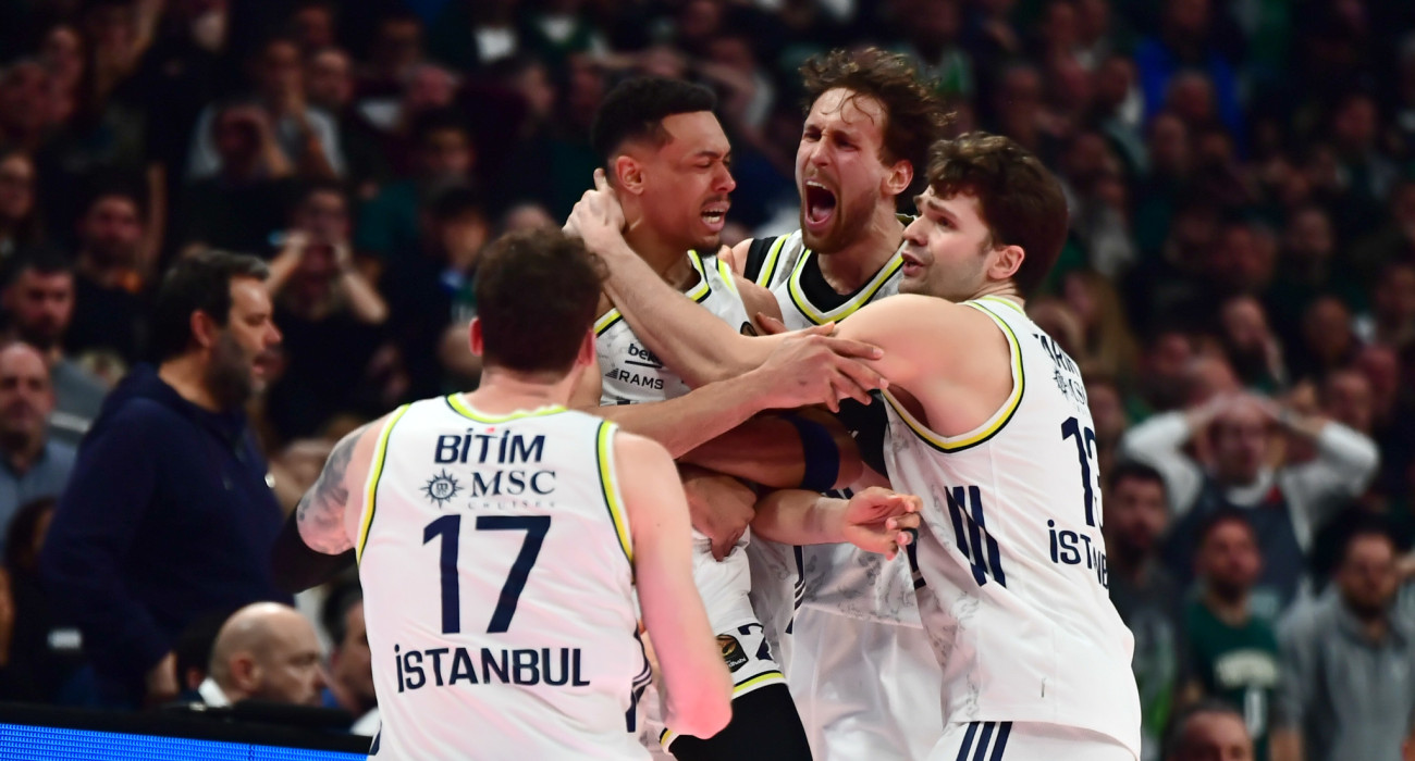 Ο Ντουέιν Μπόλντουιν πανηγυρίζει μαζί με τους συμπαίκτες του το νικητήριο καλάθι που πέτυχε στο ματς με τον Παναθηναϊκό/Πηγή: Eurokinissi