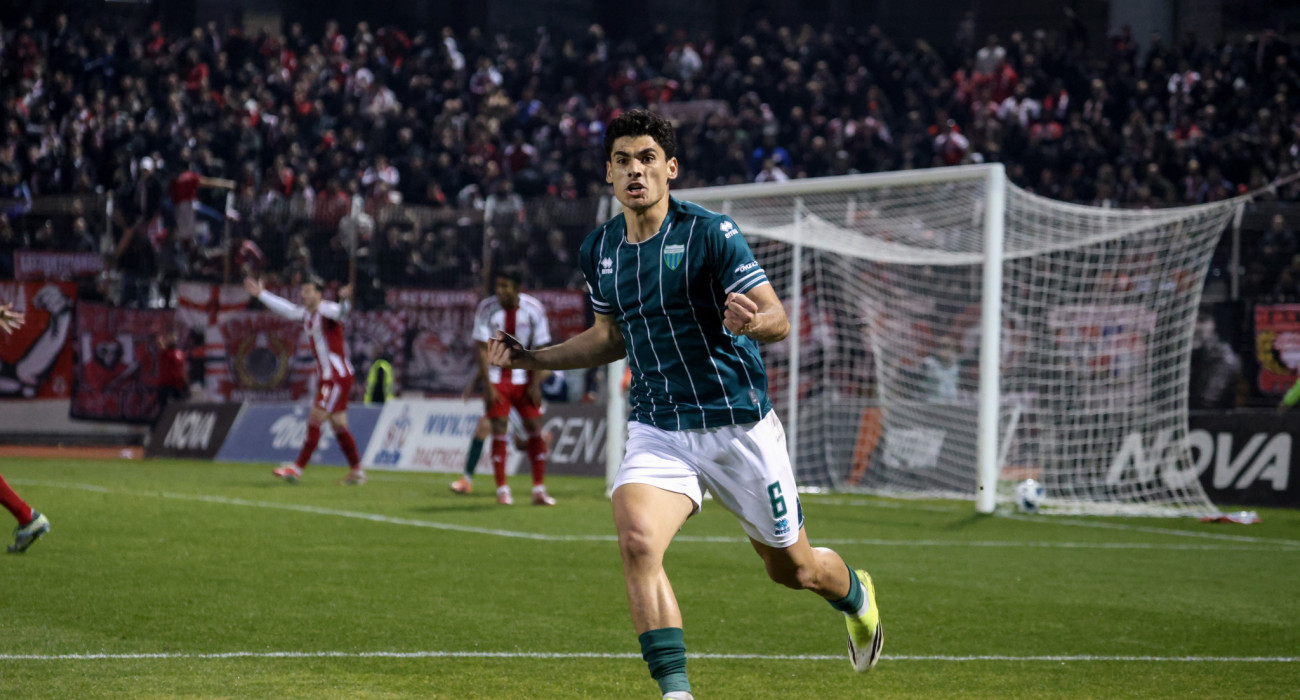 O Tριαντάφυλλος Τσάπρας απέναντι στον Ολυμπιακό / Πηγή: Eurokinissi