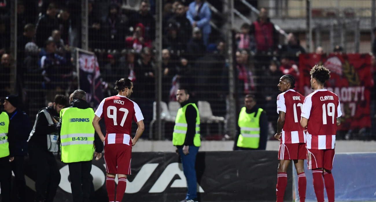 Απογοητευμένοι οι παίκτες του Ολυμπιακού μετά την ισοπαλία με τον Λεβαδειακό / Πηγή: Eurokinissi