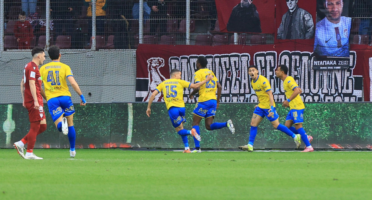 Ο Παναιτωλικός πανηγυρίζει το γκολ του Μπάτζι στο AEL FC Arena / Πηγή: Intime