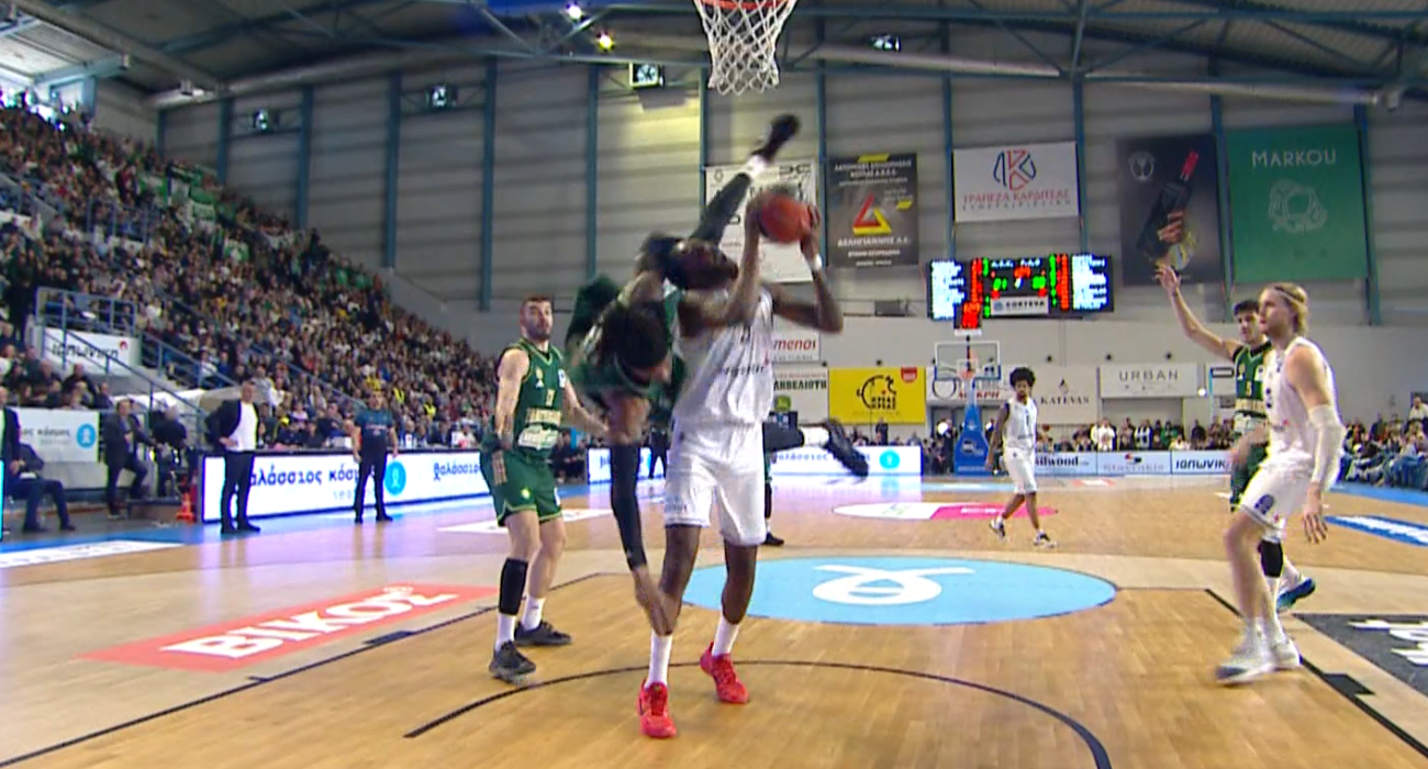 Η τρομακτική πτώση του Χολμς με τον Άπσον στο παρκέ της Καρδίτσας