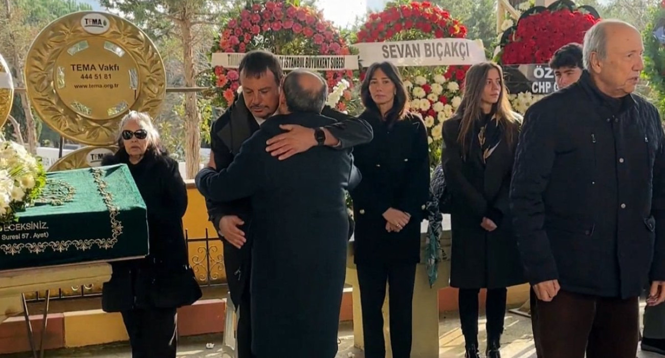 Με πλήθος κόσμου και σε κλίμα συγκίνησης το τελευταίο «αντίο» στη μητέρα του Εργκίν Αταμάν (photo & video)