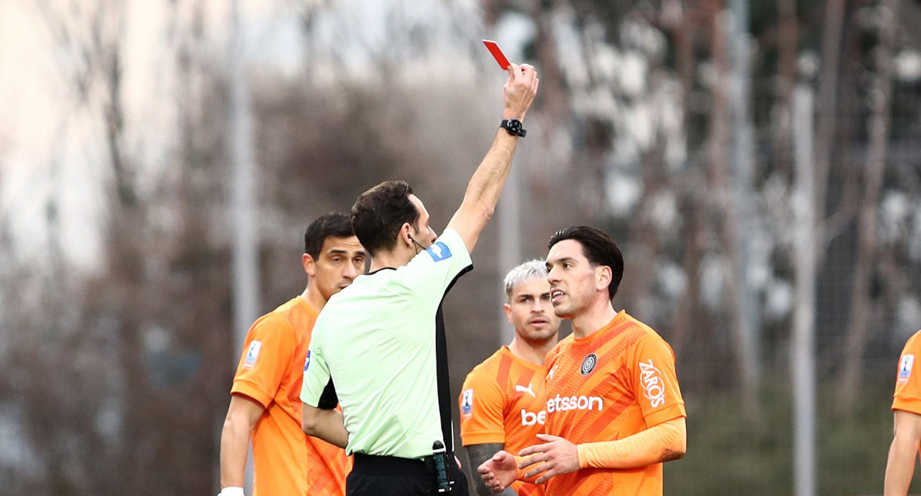 Ο Παπαπέτρου δείχνει κόκκινη στον Αθανασίου και λίγα λεπτά μετά ανακαλεί με παρέμβαση VAR / Πηγή: Intime