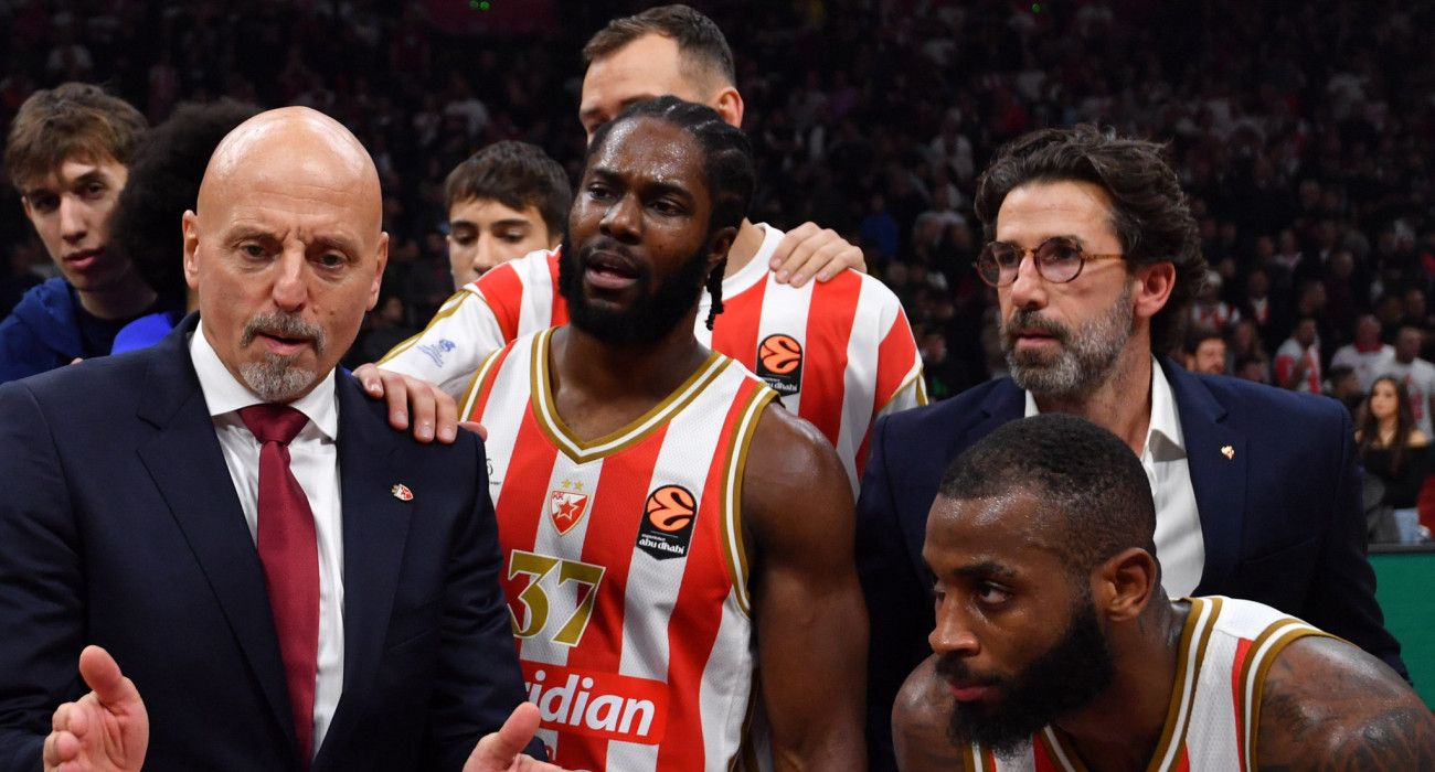 O Σάσα Ομπράντοβιτς και οι παίκτες του στο Βελιγράδι / Πηγή: Eurokinissi