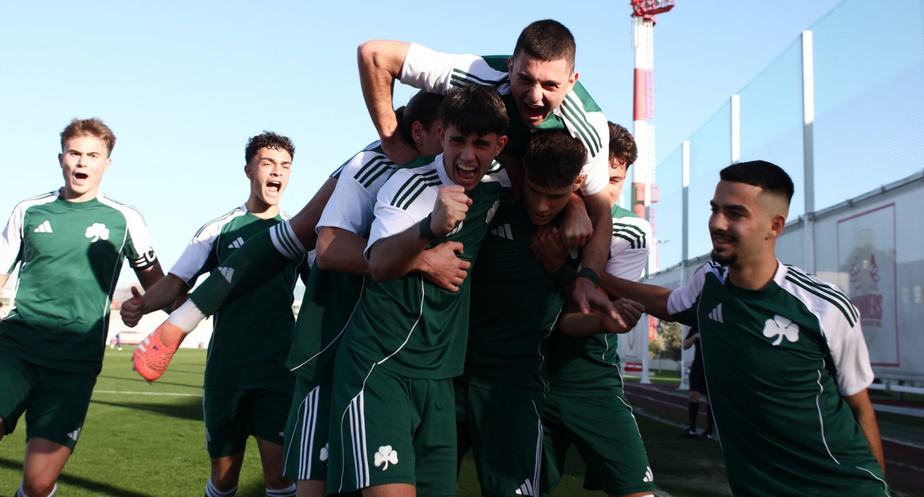 Η Κ19 του Παναθηναϊκού πανηγυρίζει την εκτός έδρας νίκη της επί του Ολυμπιακού / Πηγή: pao.gr