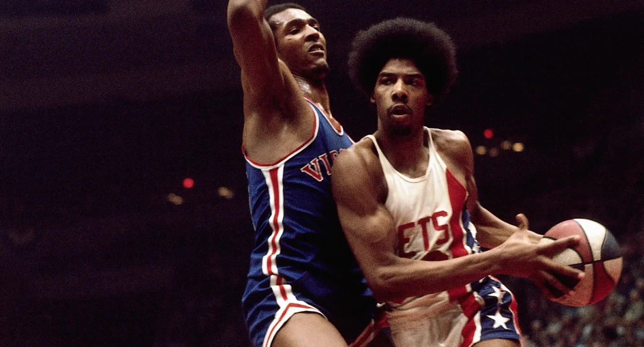 O θρυλικός Τζούλιους Έρβινγκ με την τρίχρομη μπάλα του ABA στα χέρια