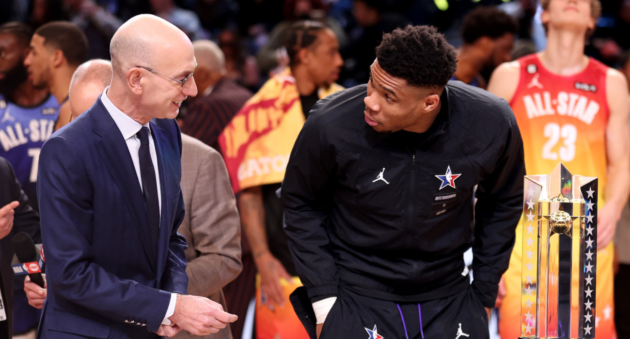 Ο Άνταμ Σίλβερ με τον Γιάννη Αντετοκούνμπο σε ένα στιγμιότυπο από το All-Sta Game 2023 / Πηγή: Tim Nwachukwu / Getty Images / Ideal Images